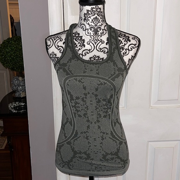 lululemon athletica Tops - A gorgeous lululemon athletics tank